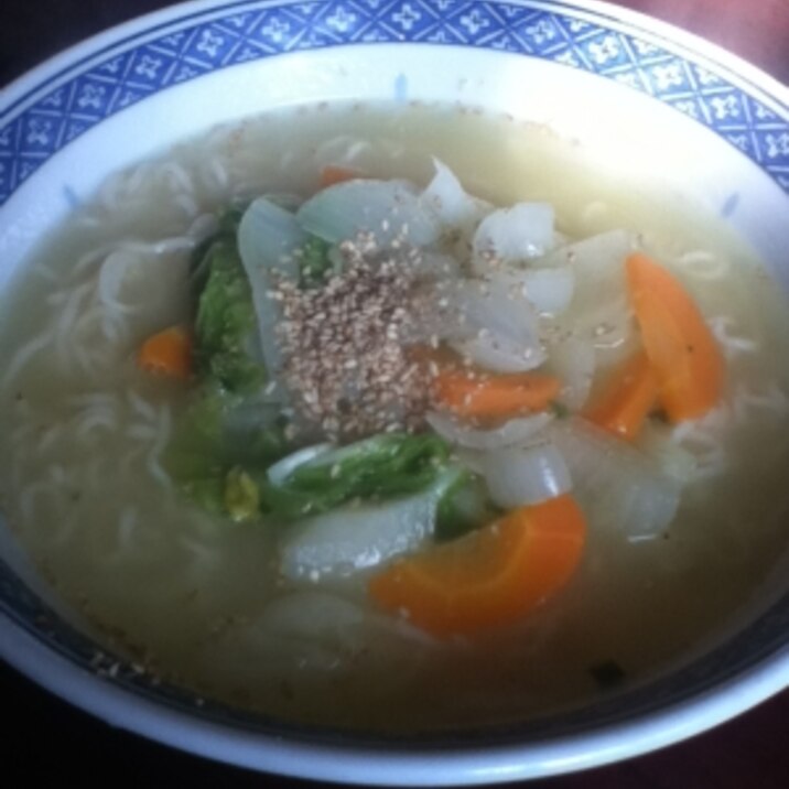 ラードで炒めた白菜にんじん玉ねぎの塩ラーメン